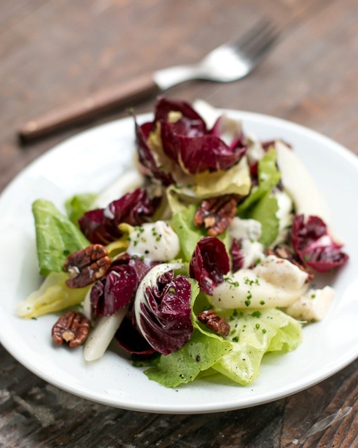 Winter salad with pecans, pears and Gorgonzola