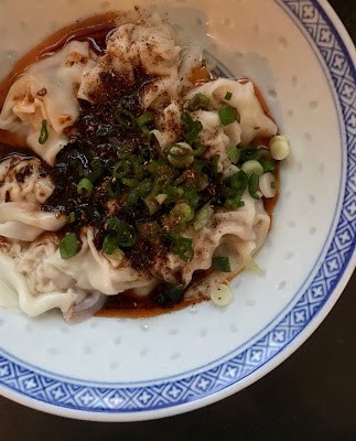 Wontons in chile oil (Hóngyóu chăoshŏu / 紅油炒手)