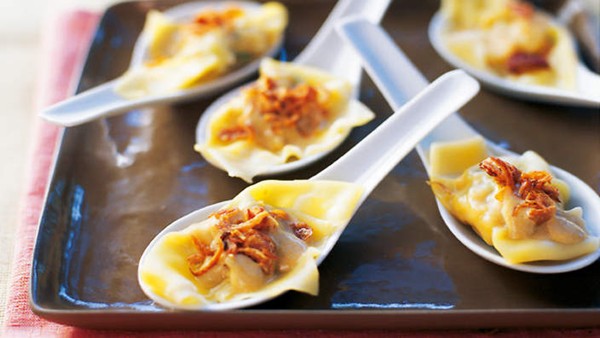 Wontons with Thai curry sauce