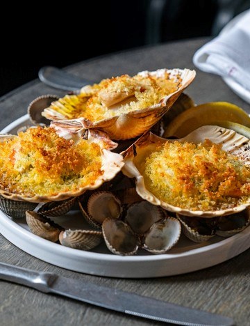 Wood-fired scallops, parsley and garlic butter