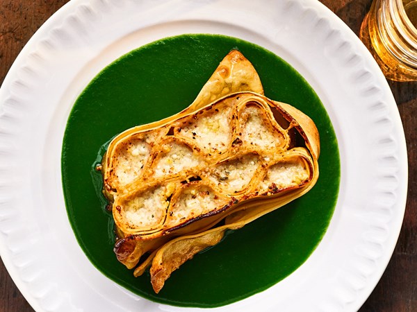 Woven lasagna with prosciutto and fresh spinach sauce