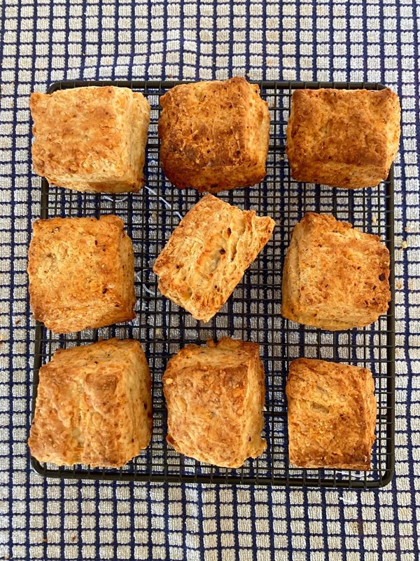 XXL cheese scones