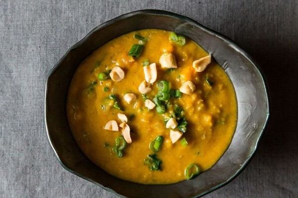 Yam and peanut stew with kale