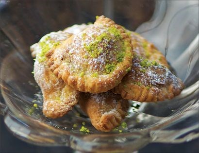 Yazdi turnover pastry with cardamom (Sanbuseh)