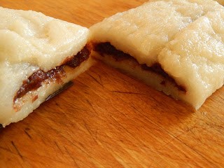 Year cakes with red bean filling (Dòushā niángāo / 豆沙年糕)