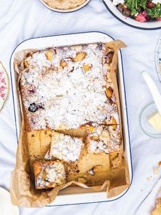 Yeast-buttermilk cake with berries and streusel (Ciasto drożdżowe na maślance z owocami i kruszonką)