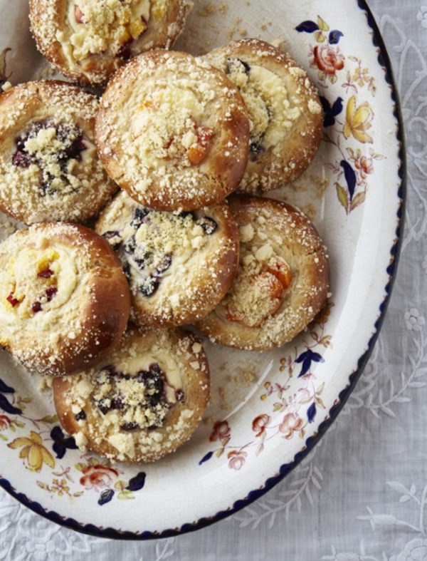 Yeasted buns with sweet cheese and fruit