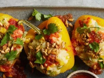 Yellow bell pepper boats [homemade hot sauce]
