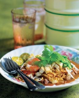 Yellow noodles in a spicy-sweet gravy with garnish (Mee rebus)