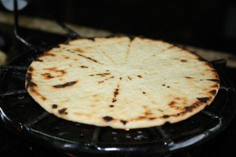 Yellow or white corn arepas (Arepas de maíz)