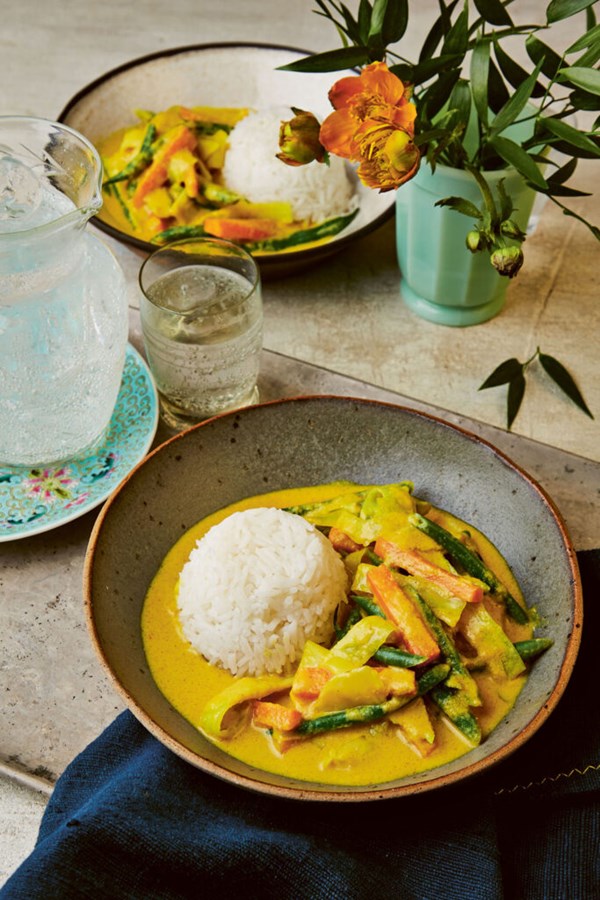 Yellow vegetable curry