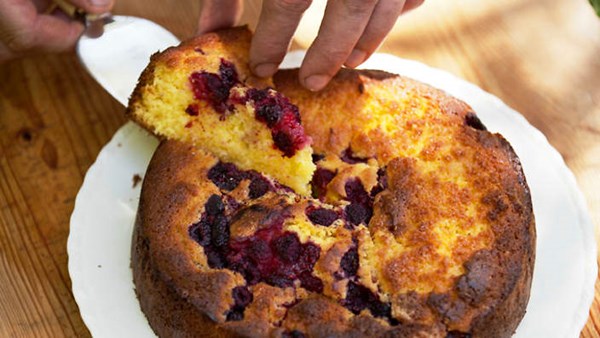 Yoghurt and raspberry cake with elderflower syrup