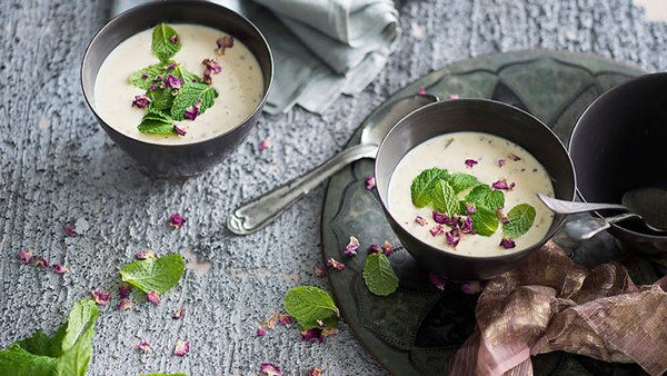 Yoghurt, mint and barley soup (Spas)