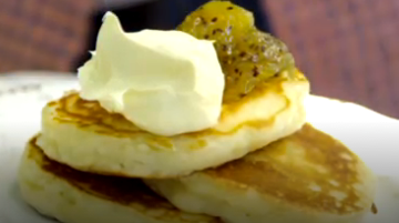 Yoghurt pikelets and kiwifruit jam