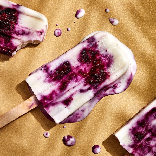 Yogurt-berry paletas 