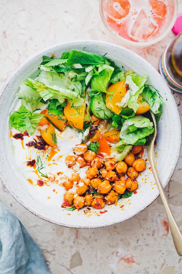 Yogurt bowl with harissa chickpeas & persimmon salad
