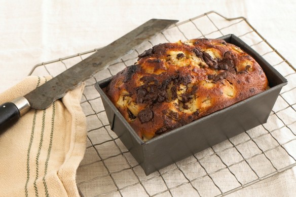 Yogurt cake with pear and dark chocolate