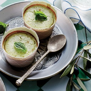 Yogurt-cheese tarts with mint