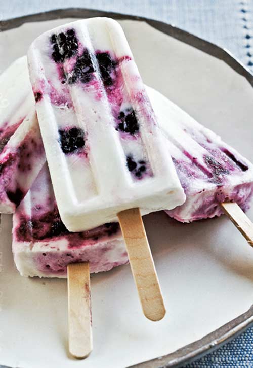 Yogurt ice pops with berries (Paletas de yogurt con moras)