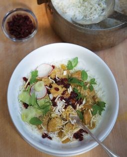 Yogurt khoresh (Khoresh-e mast)