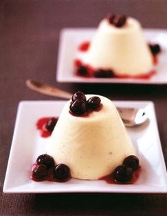 Yogurt mousse with bilberries and pacharán (Mus de yogur con arándanos y pacharán)