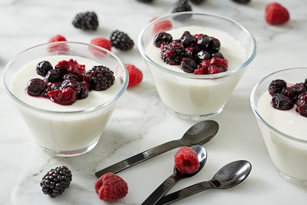 Yogurt panna cotta with berry sauce