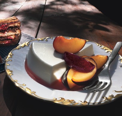 Yogurt panna cotta with fresh plums