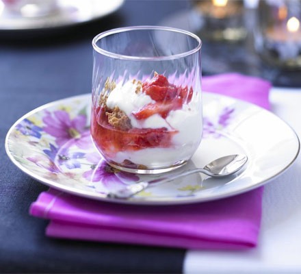 Yogurt parfaits with crushed strawberries and amaretti
