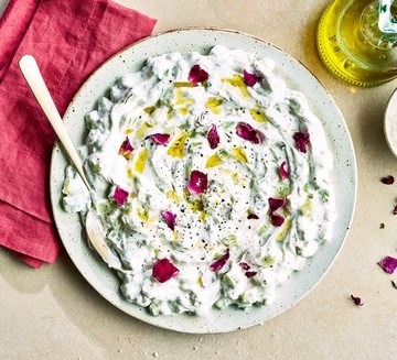 Yogurt with cucumber (Maast-o-khiar)