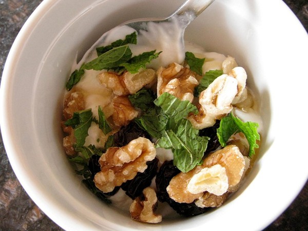 Yogurt with walnuts, raisins, honey & mint