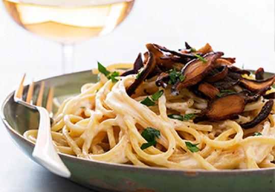 You-won't-be-single-for-long pasta carbonara with shiitake bacon (Pasta alla carbonara con pancetta di shiitake)