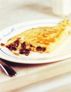 Young garlic, broad bean and ham omelette (Tortilla de ajetes, habitas y jamón)