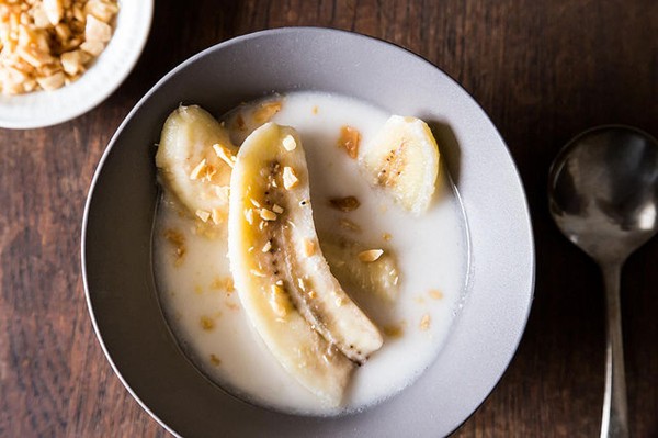 Your ten-minute bowl of bananas in (homemade) coconut milk