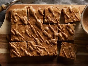 Yuca coffee cake with walnuts and orange zest [drizzle topping]