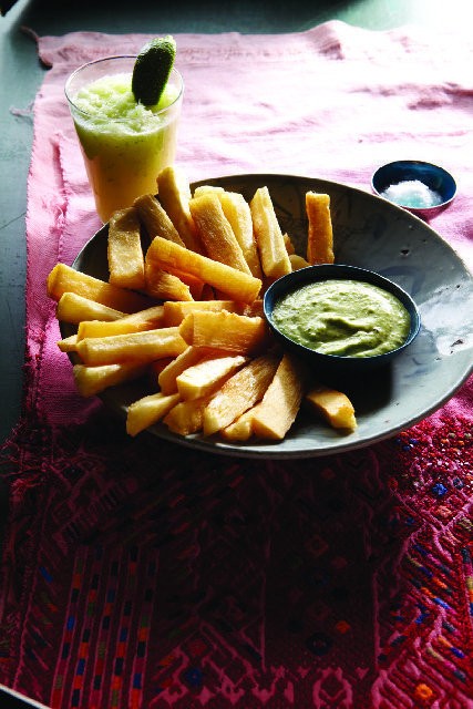 Yuca fingers with cilantro sauce Presilla (Yuquita frita con salsa de cilantro a la Presilla)
