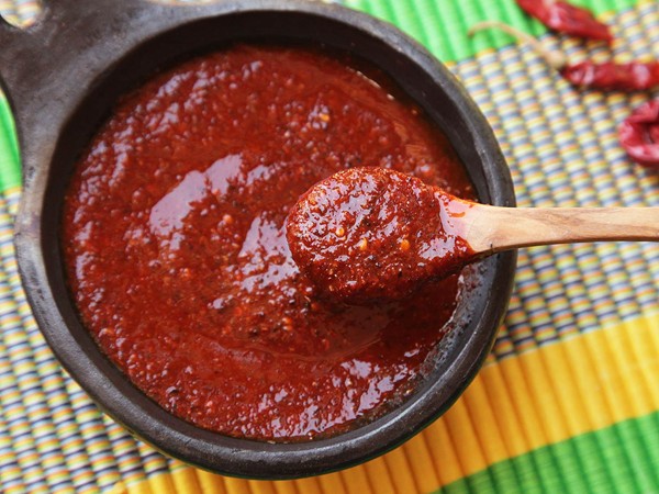 Yucatán-style hot dried-chili salsa (K'uut bi ik) 