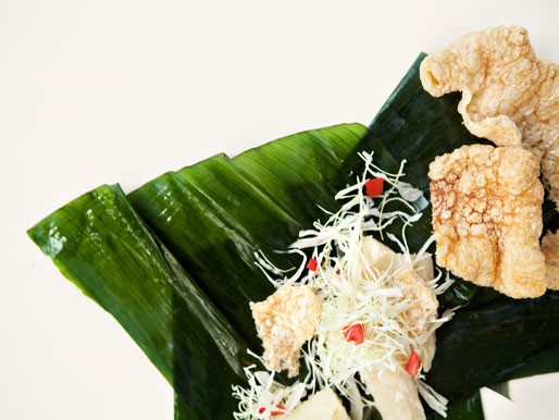 Yucca and pork rinds (Vigorón or chicharrón con yucca)