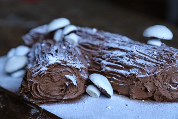 Yule log with magic meringue mushrooms (Büche de Noel)