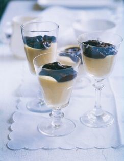 Zabaglione with bitter chocolate sauce (Zabaione con salsa di cioccolato amaro)
