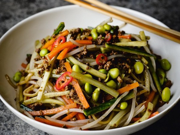 Zhajiang noodles (Zha jiang mian)