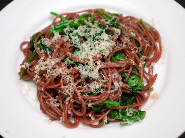 Zinfandel spaghetti with spicy rapini
