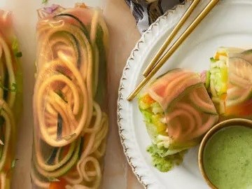 Zoodle rolls with pesto sauce