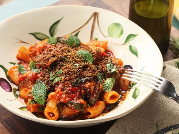 Zucchini and roasted tomatoes with pasta and dried olive flavor shake