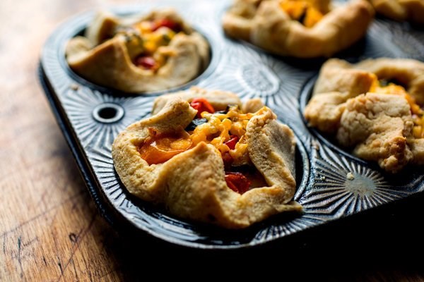 Zucchini and tomato tartlets with a cheddar crust