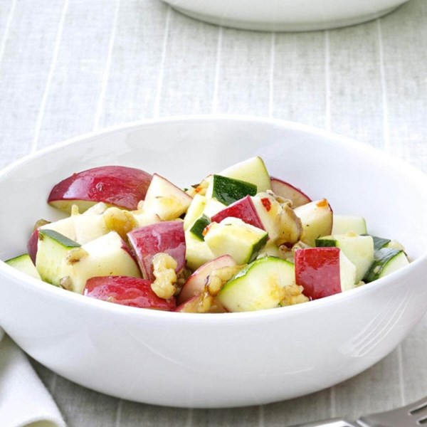 Zucchini apple salad 