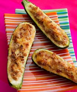 Zucchini "boats" with tuna and roasted tomatoes (Calabacines rellenos de atún)