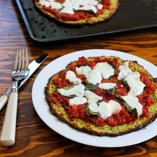 Zucchini-crust vegetarian pizza Margherita (on the grill or in the oven)