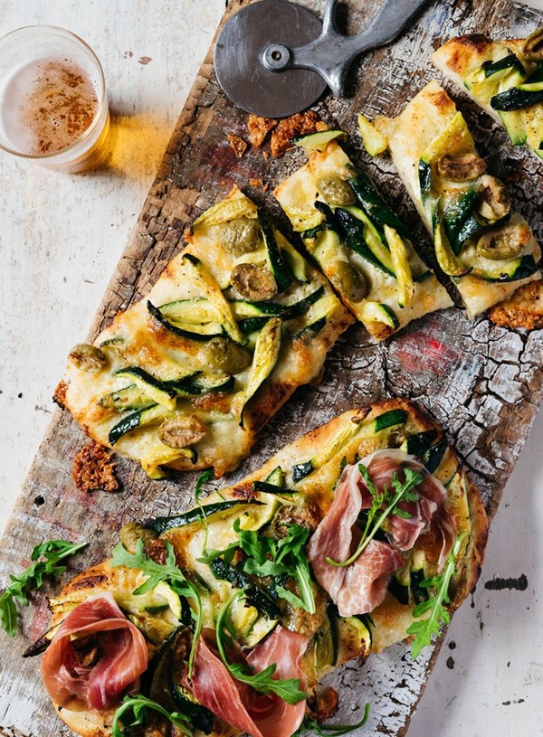 Zucchini, mozzarella and green olive pizza