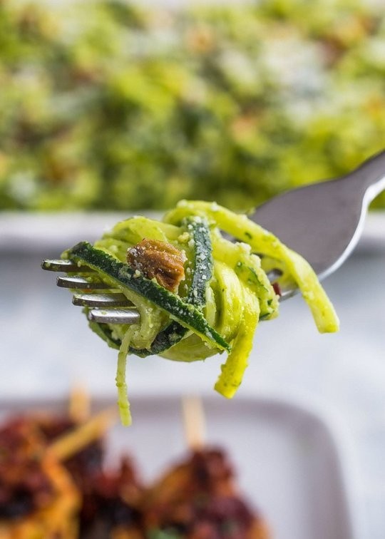 Zucchini noodle salad with parsley-pistachio pesto