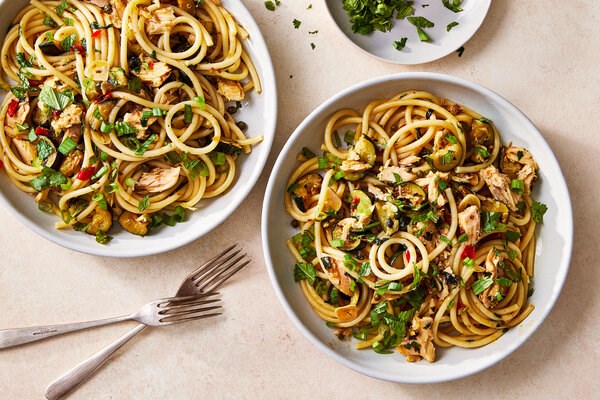 Zucchini pasta with tuna and chile paste